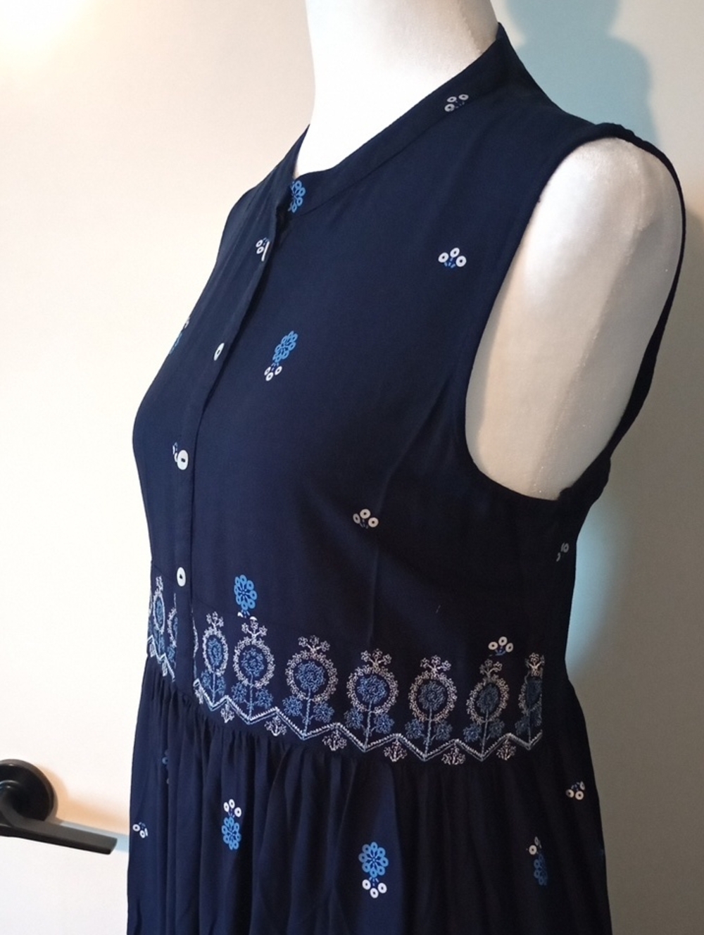 Sleeveless Navy Blue Midi Dress With Embroidered Floral Detailing Size Large - Picture 6 of 12